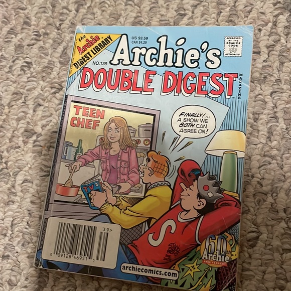 TWO PACK OF RANDOM ARCHIE OR BETTY AND VERONICA BOOK - Picture 6 of 7